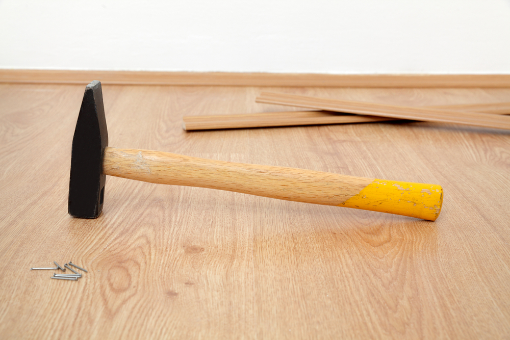 La pose de parquet cloué pour illuminer votre intérieur